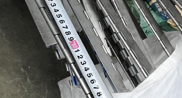 长度3米的不锈钢长合页顺利完成,东莞豪门国际厂专业制造东莞合页，东莞铰链